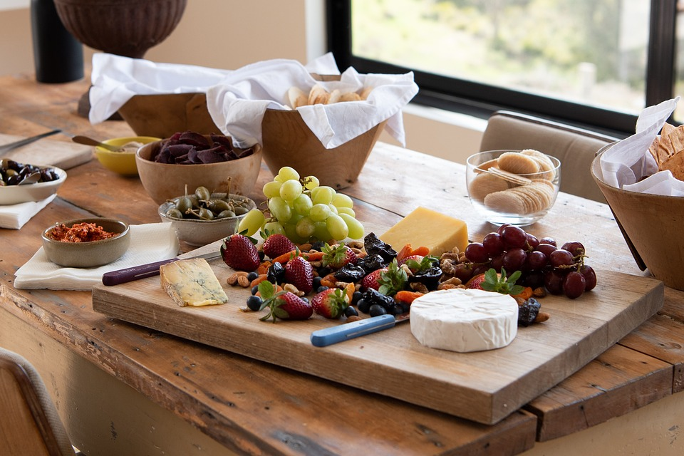 4 Delicious Cheese Plate Ideas to keep your diet social